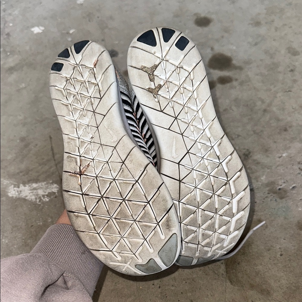 Nike Women Gray Running Shoes - Picture 4 of 8